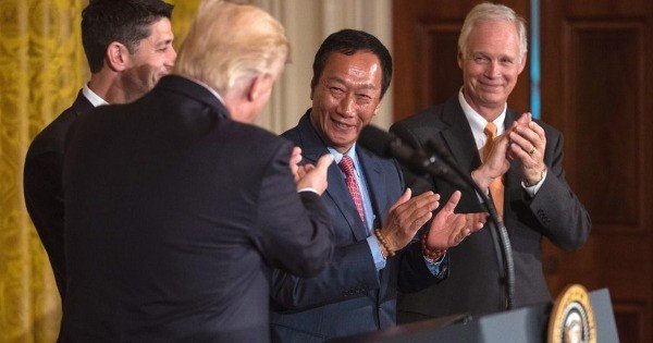 美国总统特朗普与鸿海集团董事长郭台铭举行联合记者会，宣布鸿海将投资美国。（网络图）