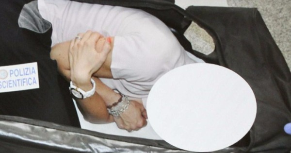 警方示范女模被塞入行李箱的过程（图：意大利警方）。