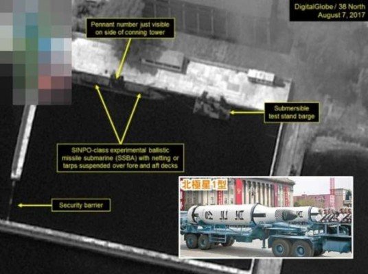 最新卫星图片显示，朝鲜潜艇基地有频密活动。小图为北极星一型潜射弹道导弹。