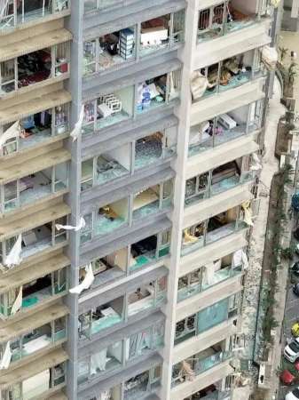 台风“天鸽”威力强大，网上传出澳门某公寓大厦的玻璃窗户全部不堪强风吹袭而爆破，如同爆炸场面般骇人。