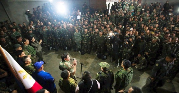 菲律宾总统杜特蒂（中）早前曾到马拉维激励军队士气。（资料图片）