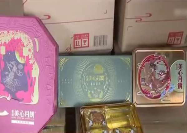 警方缴获的假冒名牌月饼，包括美心等多个香港知名品牌。（电视画面）