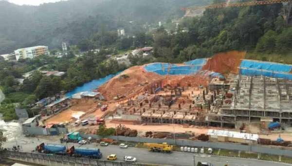 槟城丹绒武雅靠近槟城拉曼大学学院一带的某施工中的山边建筑工地今日清晨遭遇土崩。