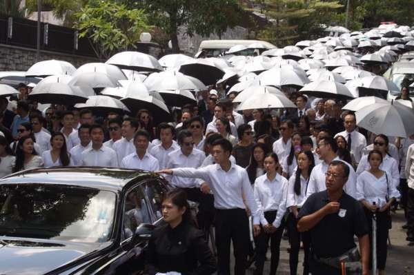 逾百人撑伞陪杨老走最后一段路。