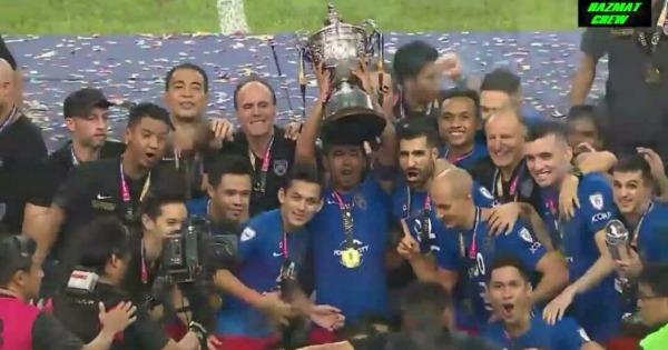 柔佛DT球队，夺下马来西亚杯足球赛冠军杯，柔州政府宣布明天为柔佛州特假。