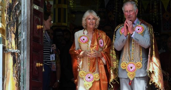 查尔斯王子（右）偕同夫人卡米拉周二拜访槟城的斯里马里曼安印度庙。（马新社）