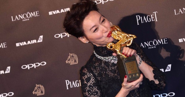 惠英红凭借《血观音》夺得第54届金马奖最佳女主角奖。（网络图）