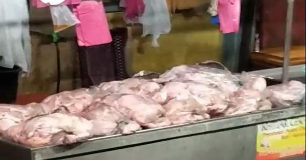 大山脚市区巴刹鸡肉档口出现数只老鼠在鸡肉上，并咬着塑料袋里的生鸡肉，让观看视频人士顿感恶心。 