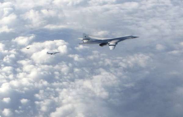 英国战机（左）跟踪两架俄罗斯轰炸机。（美联社）
