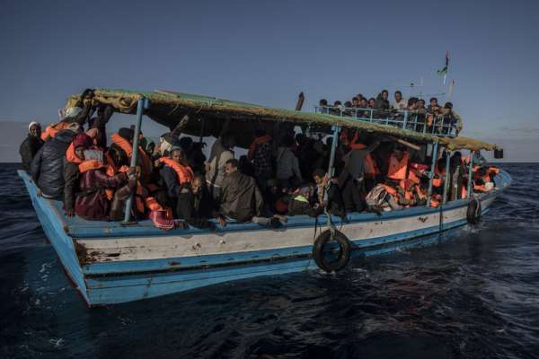 地中海星期五再发生一起偷渡船翻沉事故，所载约90名难民、移民恐无一生还。这是今年1月尾一艘在地中海等候救援的偷渡船。（美联社）