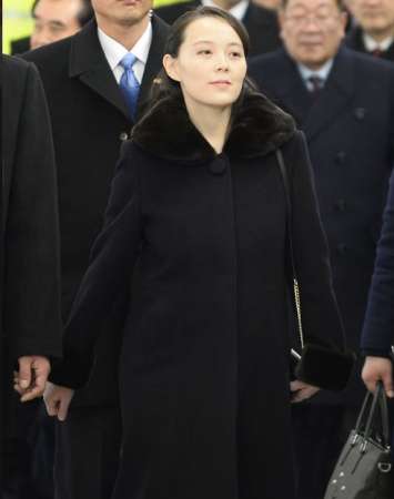朝鲜领导人金正恩胞妹金与正9日抵达韩国仁川机场，身穿黑色大衣吸引在场媒体目光。（共同社）